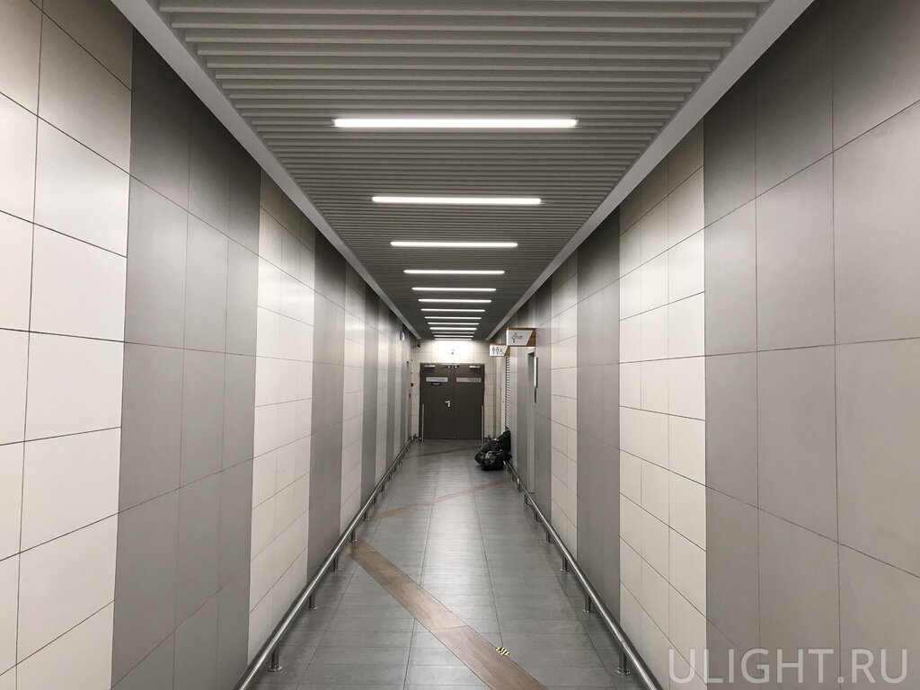 Light lines in a narrow corridor