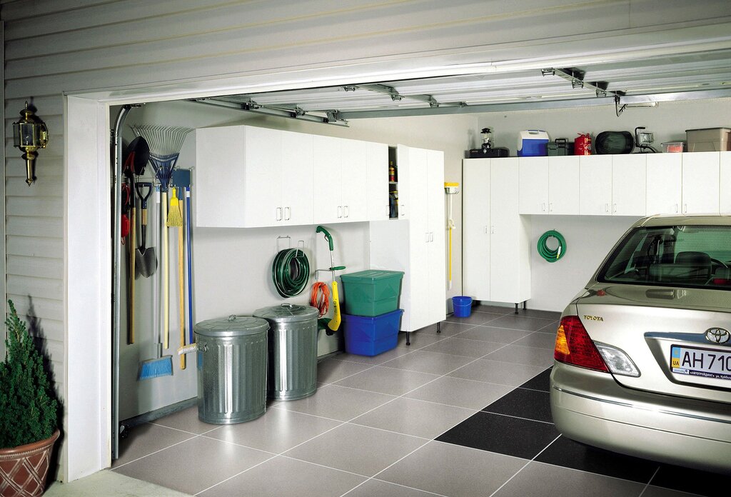 Technical porcelain stoneware for the garage