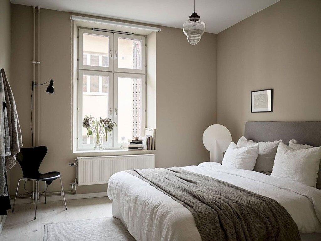 Warm gray color of the walls