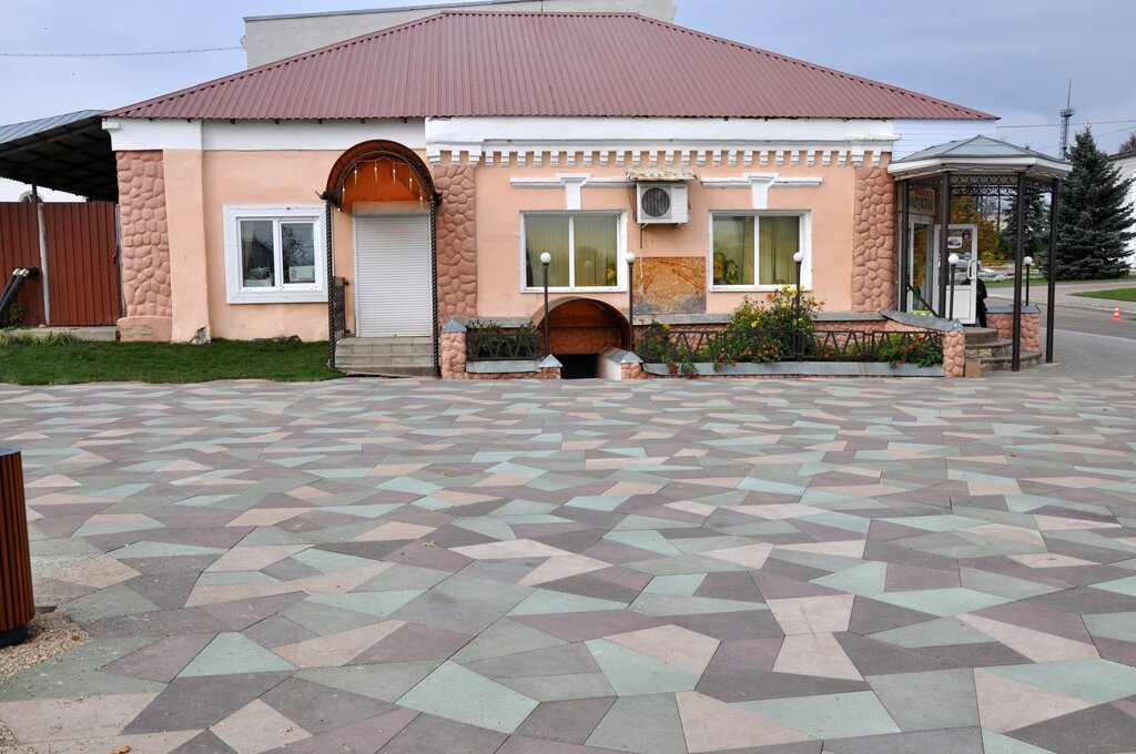 Triangular paving tile