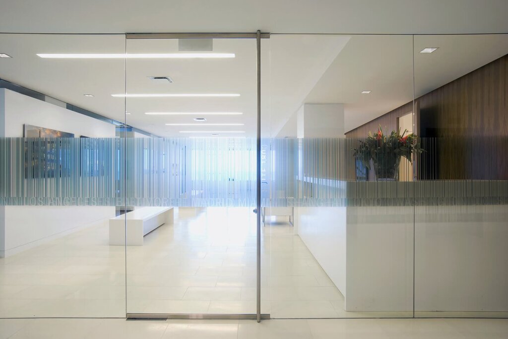 All-glass partitions