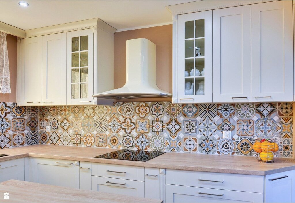 Colored tiles for the kitchen backsplash 11 фото