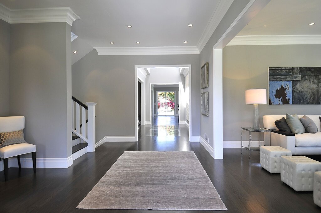 Colored ceiling molding in the interior