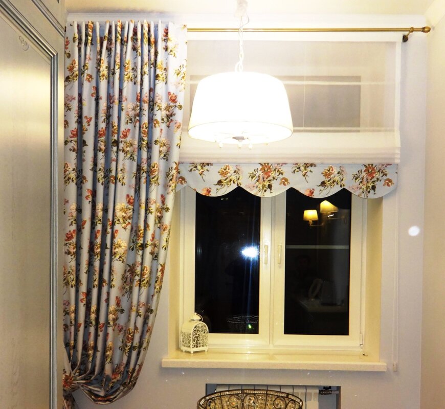 Sheer curtains for the kitchen up to the windowsill