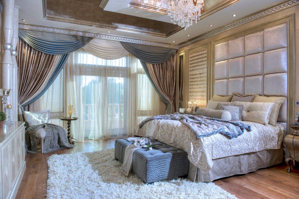 Tulle in the bedroom interior