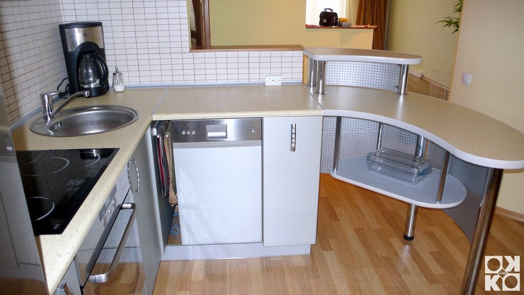 Corner kitchen with built-in table