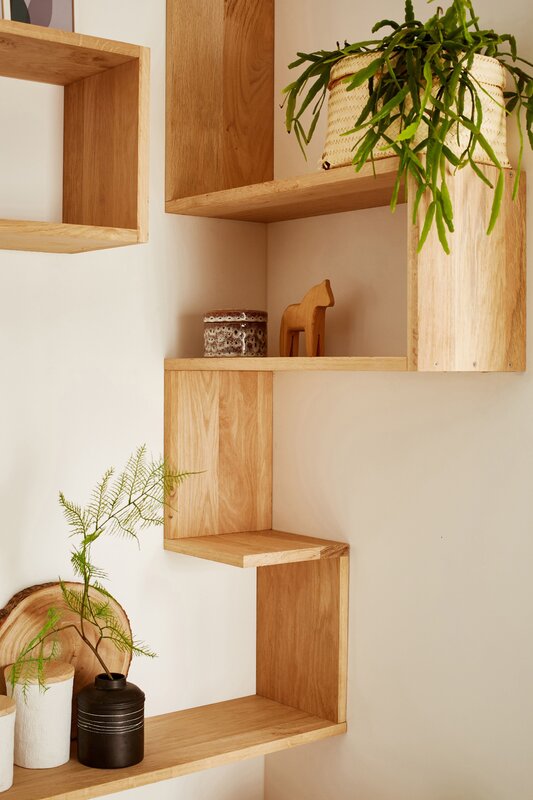 Corner wall-mounted shelf for flowers