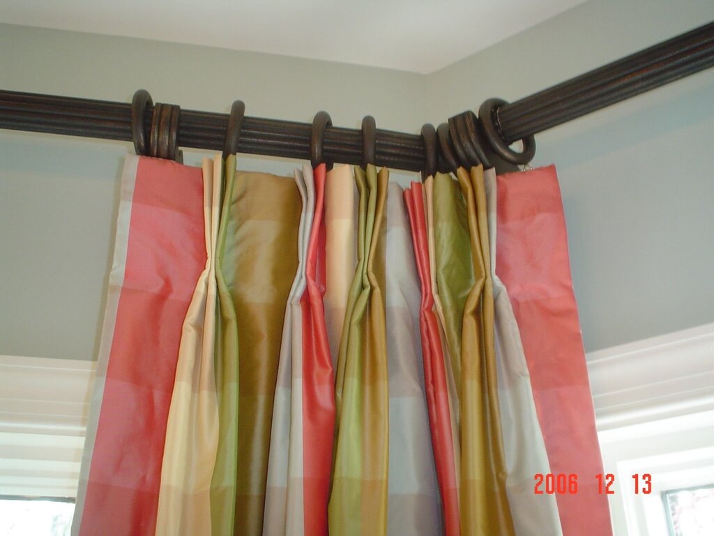 Corner curtain rod for the living room