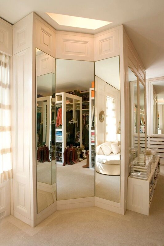 Corner wardrobe with mirror