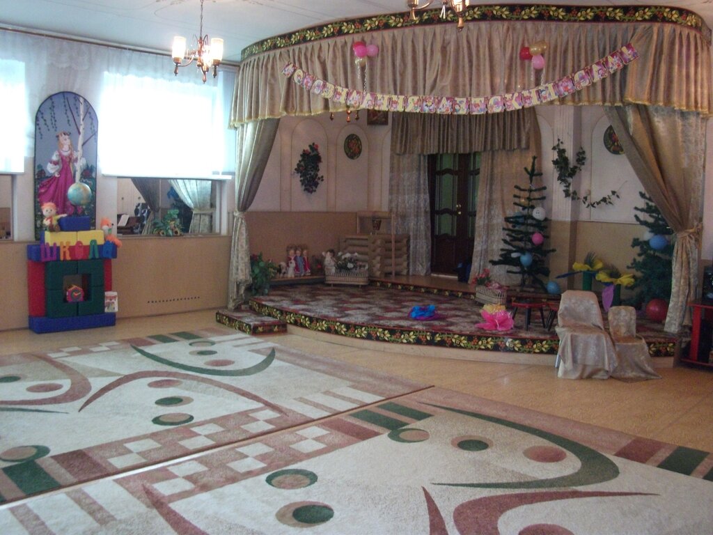 Decorating the foyer in the kindergarten