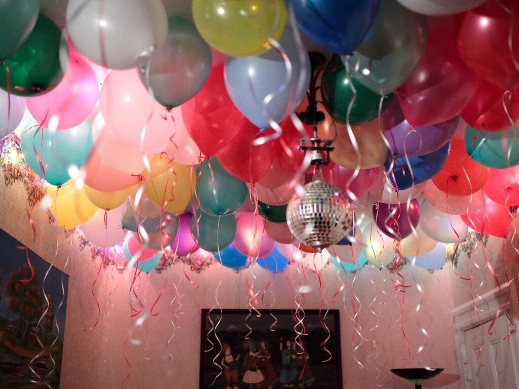 Decorating the room with balloons