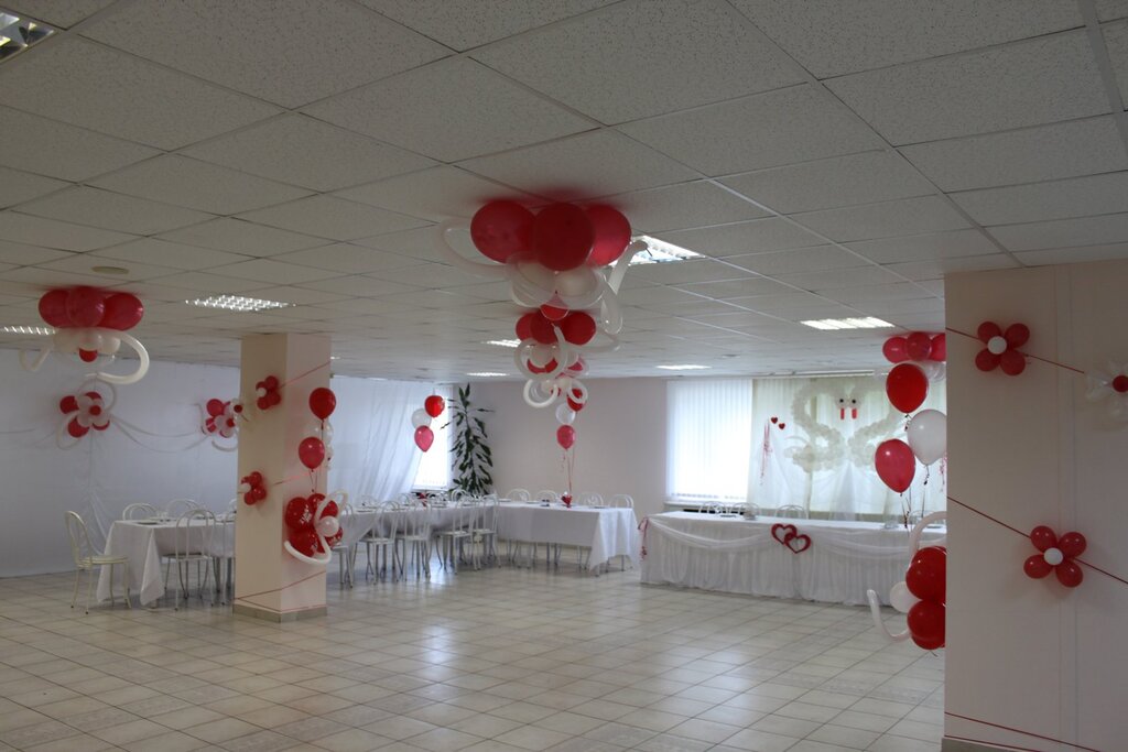 Ceiling decoration with balloons