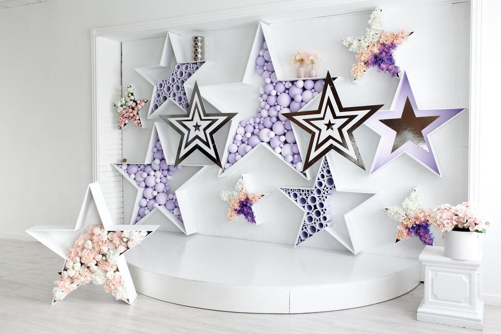 Decorating the wall with stars