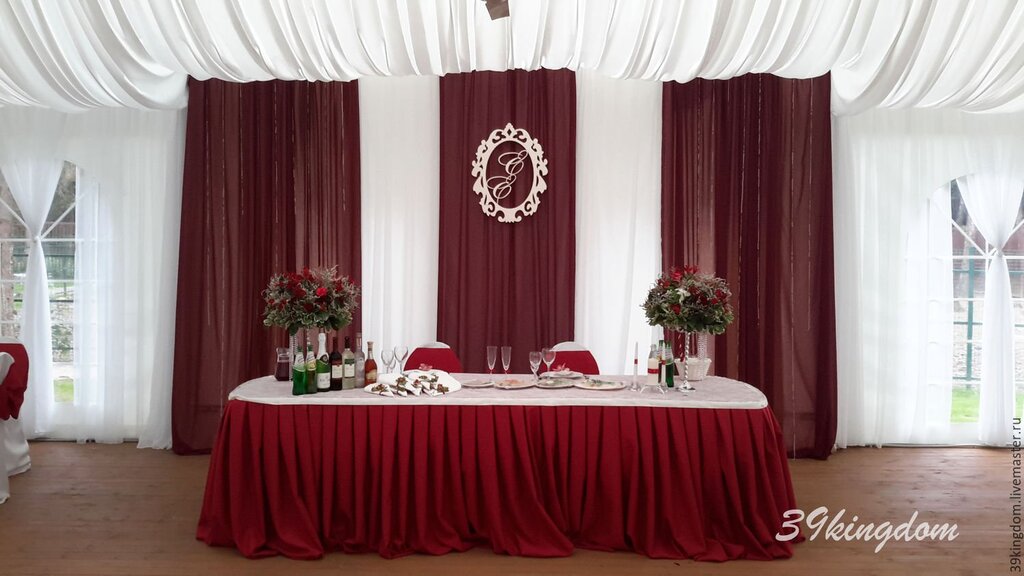 Decorating the hall in burgundy color