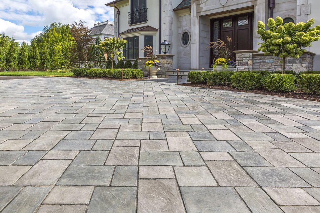 Outdoor porcelain stoneware for pathways