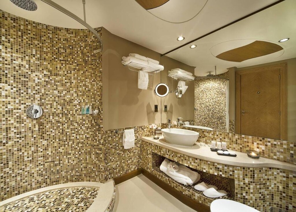 Mosaic bathtub