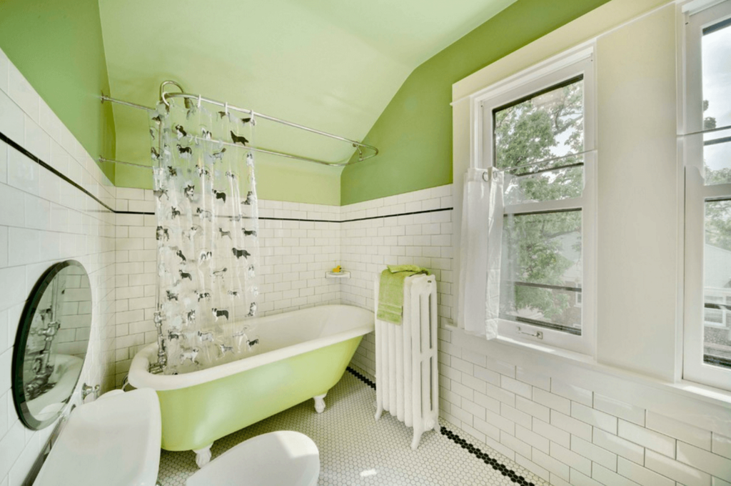 Bathtub with white tiles