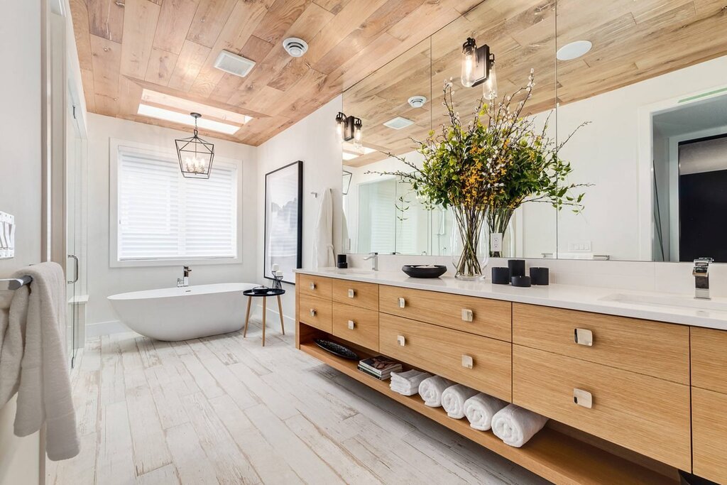 A bathtub with wooden elements