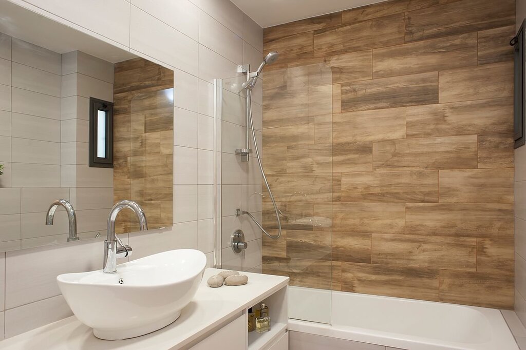 A bathtub with wood-look tiles