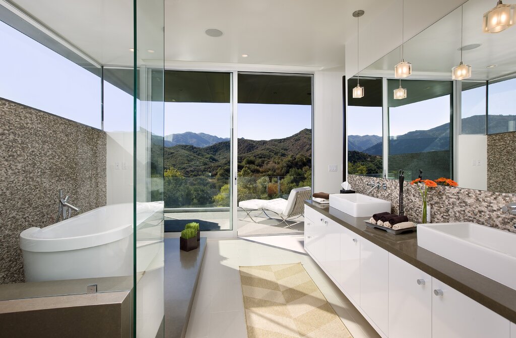 A bath with a view of the mountains