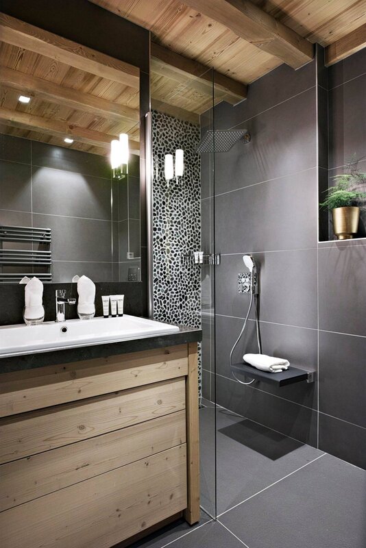 Gray bathtub with wood