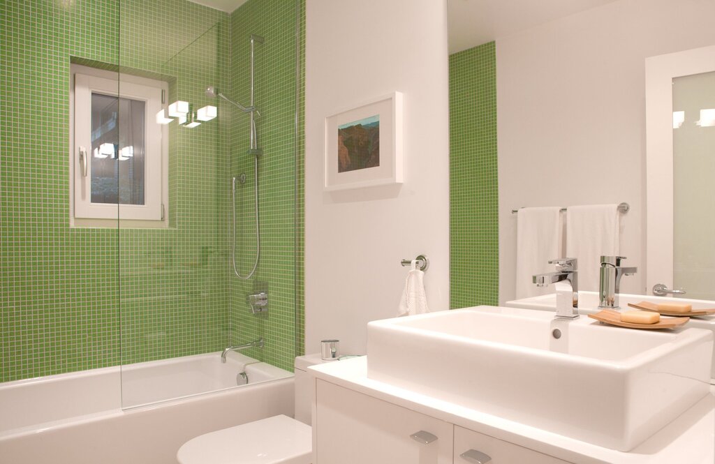 Bathroom in green tones