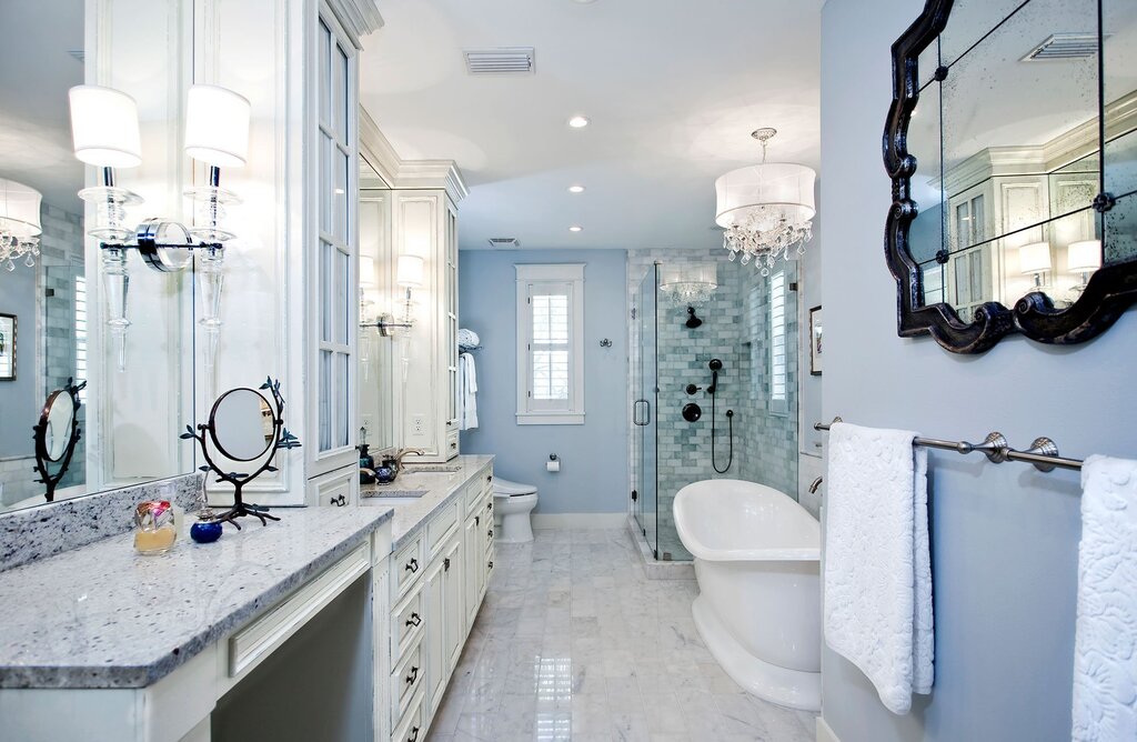 Bathroom with a chandelier