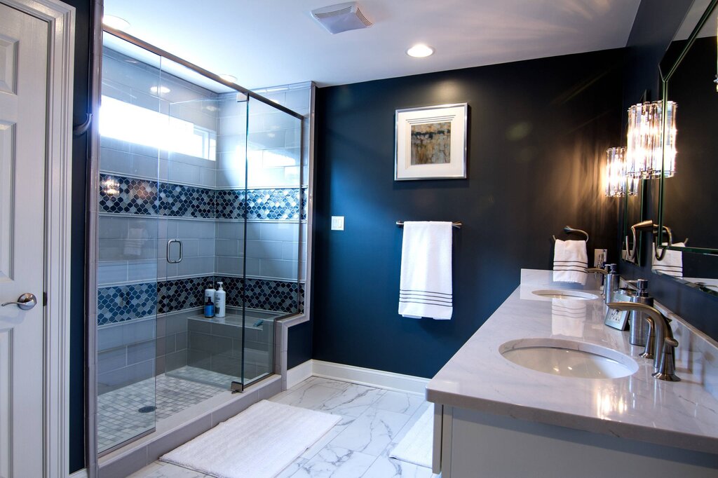 The bathroom in blue tones