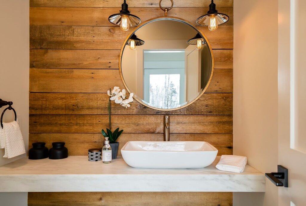 A bathroom with wooden finishes