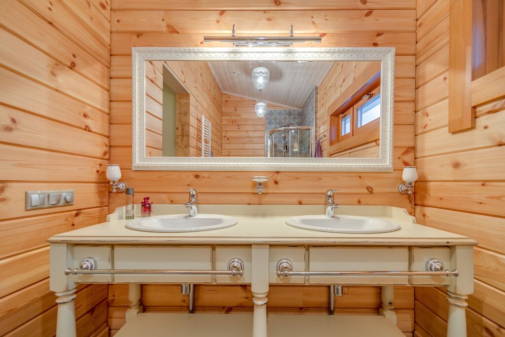 A bathroom in a house made of glued laminated timber 36 фото