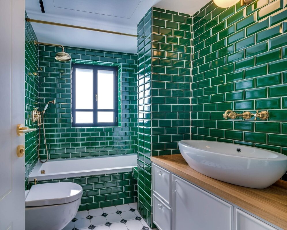 A bathroom in emerald color