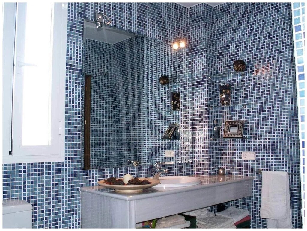 A tiled bathroom