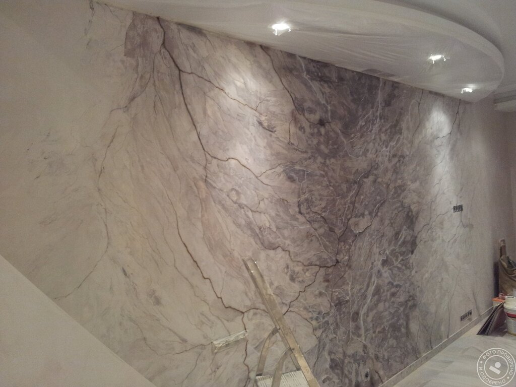 Venetian plaster with a polished marble effect