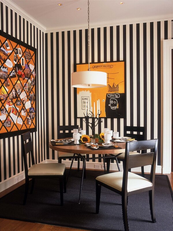 Vertical stripes on the wall in the interior