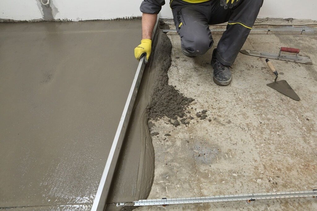 Floor leveling screed