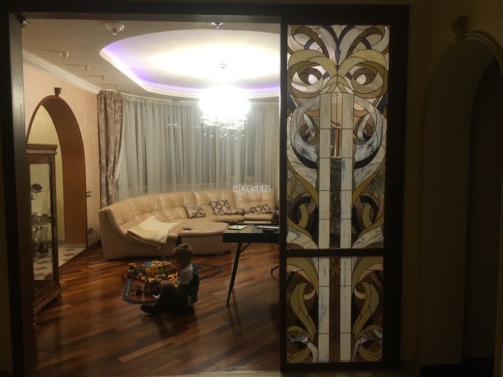 Stained glass partitions in the apartment