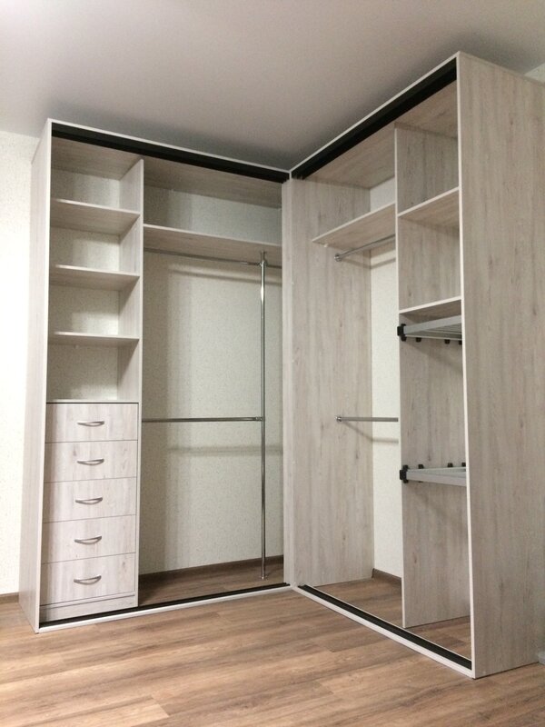 Spacious wardrobe in the hallway