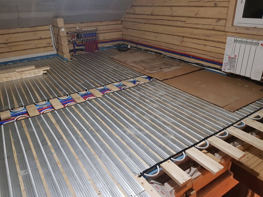 Water-based underfloor heating on wooden joists