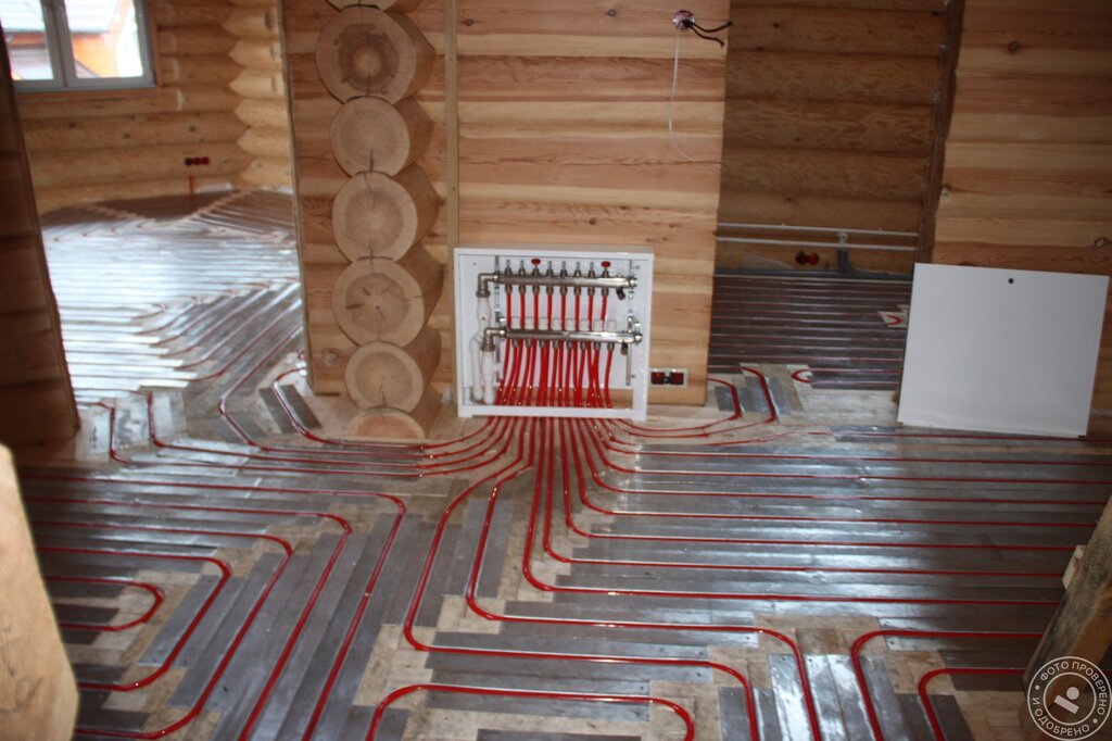 Water underfloor heating in a wooden house