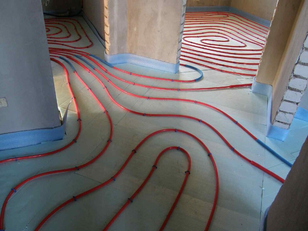 Water underfloor heating in an apartment