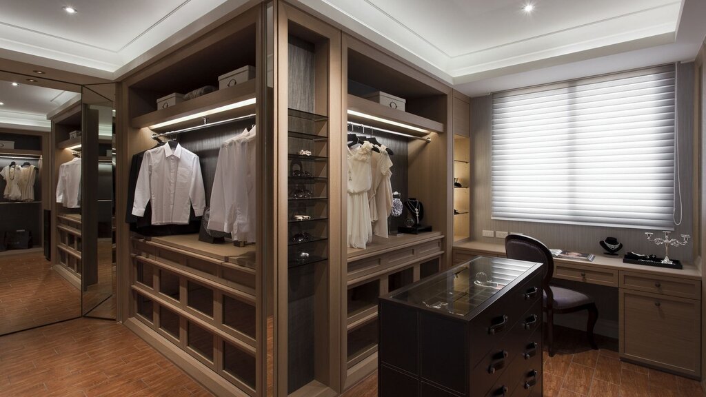 Built-in wardrobe in the bedroom