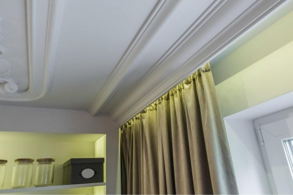 Built-in cornice in stretch ceilings