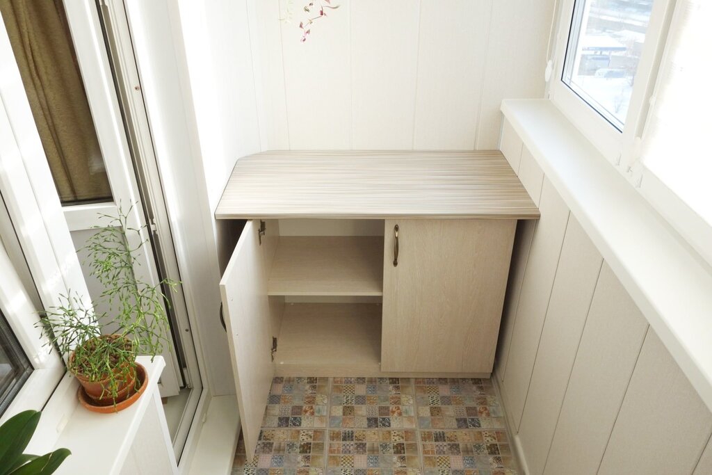 Built-in closet on the balcony