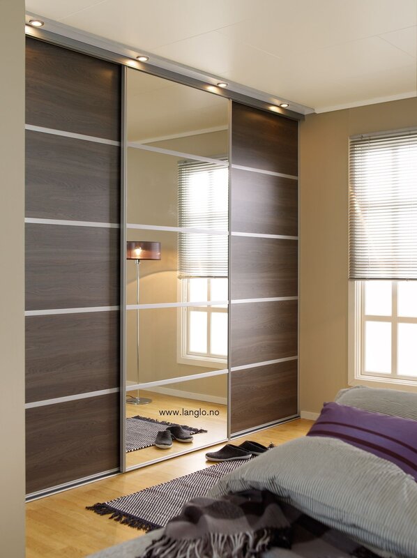 Built-in wardrobe in the bedroom