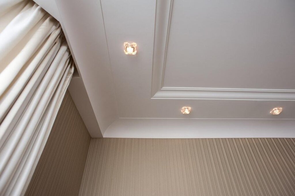 Built-in curtain in a stretch ceiling