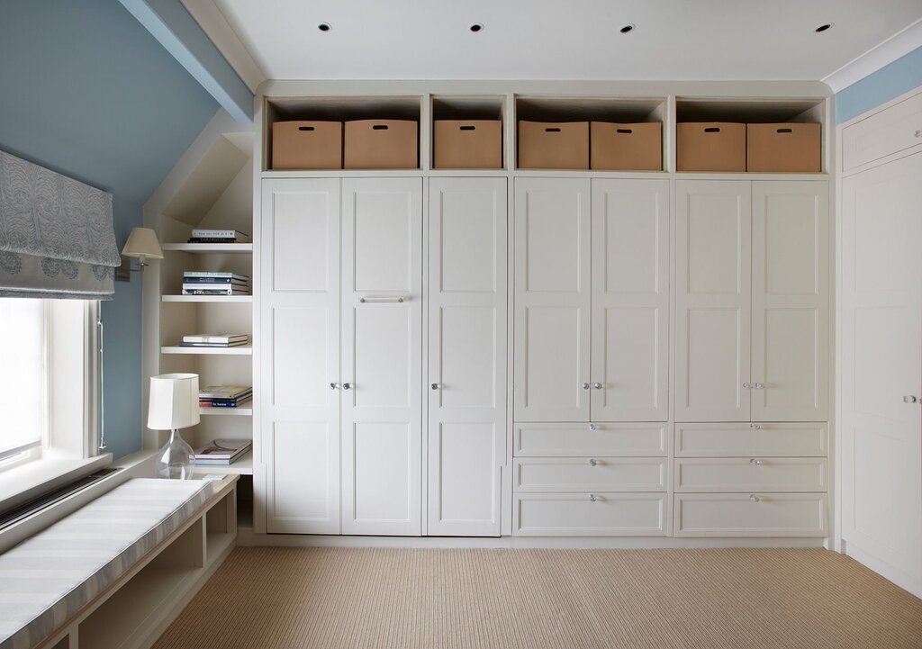 Built-in wardrobes in a niche