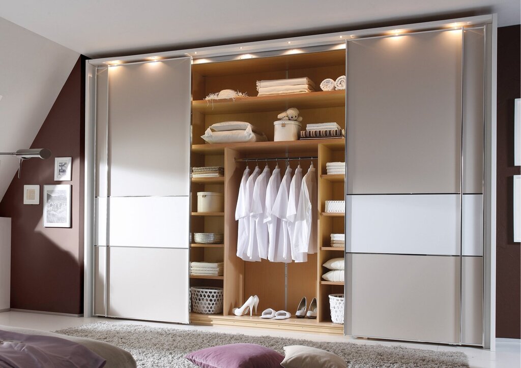 Built-in wardrobe closet