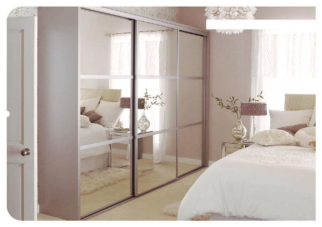 Built-in wardrobe in the bedroom