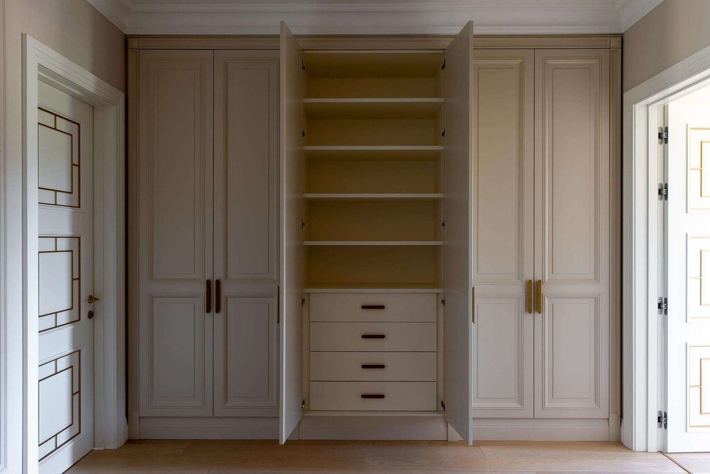 Built-in wardrobe with hinged doors