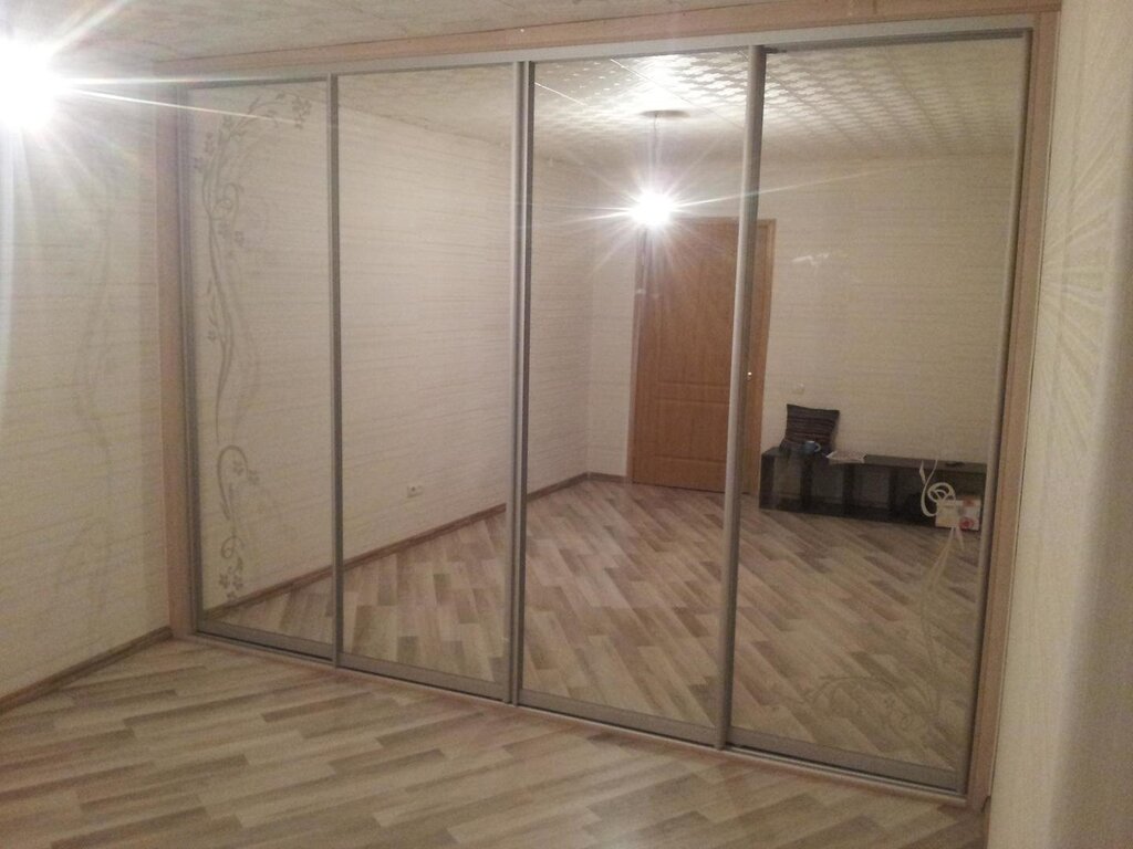 Built-in wardrobe with mirror